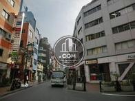 靖国通りから入った立地です
