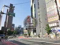 新宿大ガード東交差点にあります