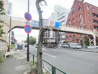 隣接する歩道橋が目印です