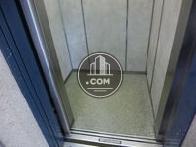 エレベーター内は正方形の形です