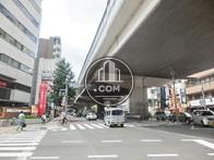 首都高速沿いの大通り