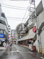 様々な店舗が立ち並ぶ通り