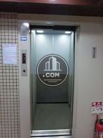 清潔感のあるエレベーター内です
