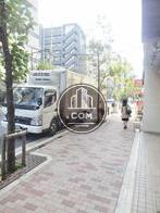 玄関前の綺麗に舗装された歩道