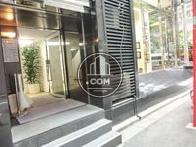 エントランスが側道面にございます