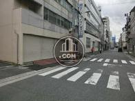 ビル前の通り