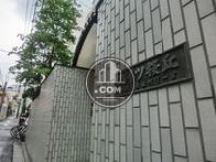 シンプルな館名表示板です