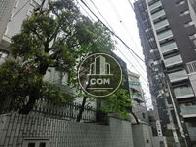 木が植えられ、雰囲気が和らぎます