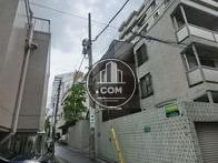 細い路地に囲まれています