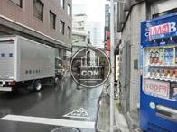 側面の通りは落ち着いた環境です