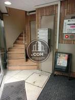 玄関を入るとエレベーターと階段があります
