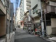 レトロな風情のある通りに面しています