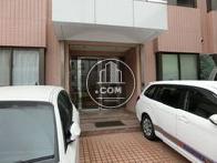 建物真ん中に入り口があります