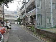 路地を入った所に位置します