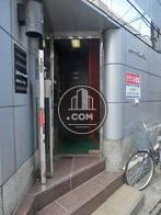 裏通りに入り口があります