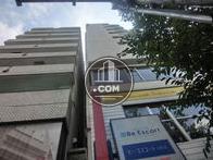 隣はビルと隣接