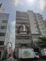 脇の通りは商店街方面につながっています