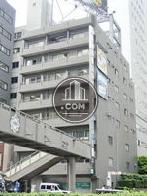 陸橋に隣接しています