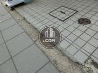 歩道との間に段差があります
