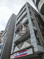 バルコニーの三角形の装飾が目印です