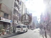 両サイドに街路樹の立ち並ぶエリア
