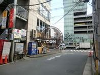 隣接する駅前通り