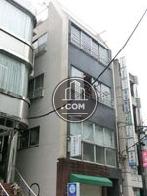通りに面して窓が多い外観