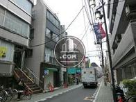 様々な店舗が立ち並ぶ通り