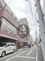 見通しの良い通りが展開される玄関前