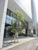 歩道との間にゆとりのある玄関口
