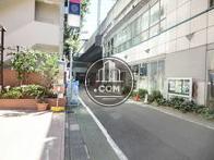 玄関前の通り