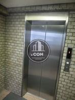 銀色の綺麗なエレベーター扉
