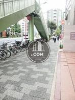目の前に歩道橋がございます