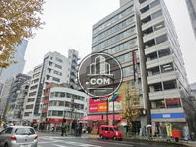 大通りに出るとオフィスビルが立ち並びます