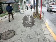 中央通りの舗装された歩道の様子