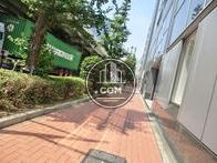 前面の歩道は幅はかなり広く取られています