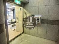 エレベーター前からの玄関扉