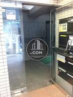 玄関はガラス扉です