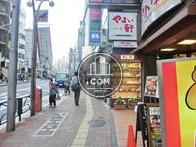 賑やかな通りに面しています