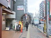 前面歩道から高田馬場駅が視認できます