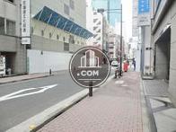玄関前の舗装された綺麗な通り