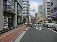 玄関前の通りです
