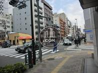 建物前の交差点です