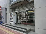 春日通りの脇道側が玄関です