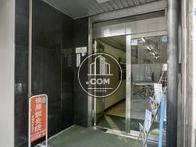 エントランスはガラス扉です