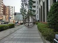 歩道との間に余地があり、植栽で彩られています