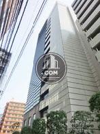正面右手の路地からの外観です