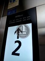 エレベーター9名乗り
