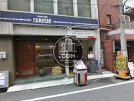 ビル1階は店舗です