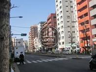 ビルが建ち並ぶ本郷通り